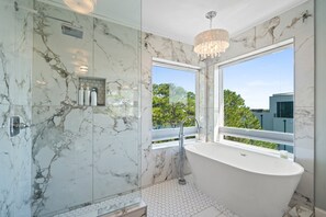 Bathtub, jetted tub, hair dryer, towels - 🏆 BEST VALUES 30A Private beach & Private Heated Pool, fenced yd, bikes, pets (Santa Rosa Beach)