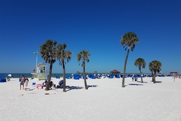 In Strandnähe, Liegestühle, Strandtücher