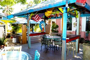 Outdoor dining - Beach Block Sleeps 6 Daily Rentals, Pets OK, Hot Tub (Clearwater)