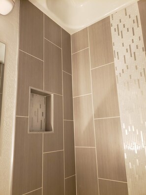 Combined shower/bathtub, hair dryer, towels, soap - Beautiful oasis of luxury in the desert of North Scottsdale, Arizona (Scottsdale)