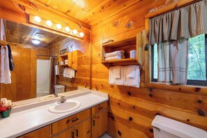 Duschwanne, Haartrockner, Handtücher