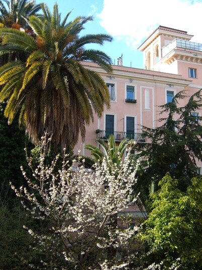 Charming, quiet, sunny two-bedroom in Trastevere with great view