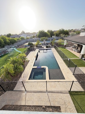 Piscina a l'aire lliure i piscina climatitzada 
