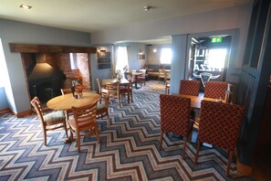 Bữa sáng đầy đủ hàng ngày (8.25 GBP/mỗi người) 