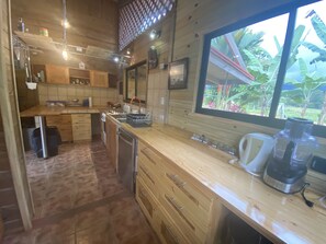 Fridge, microwave, oven, stovetop - Villa Casa Mediterranea with Pool, big Garden, Mountain View near beach/forest (Uvita)