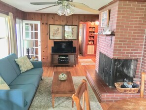 Smart TV, fireplace, DVD player, books - A Cottage with a View (newport)