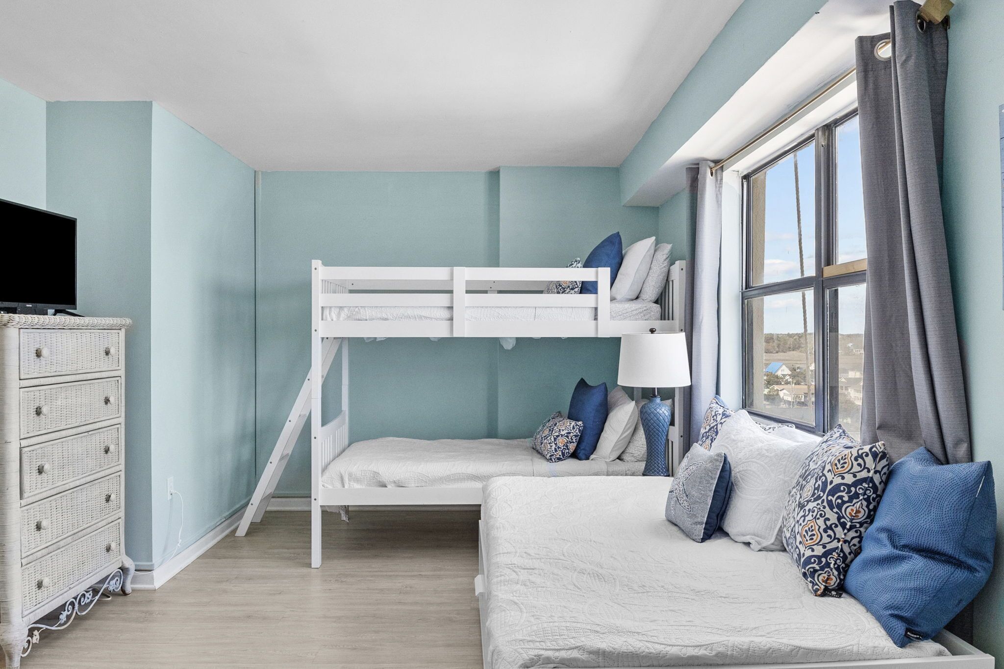 2 habitaciones, escritorio, tabla de planchar con plancha y wifi gratis 