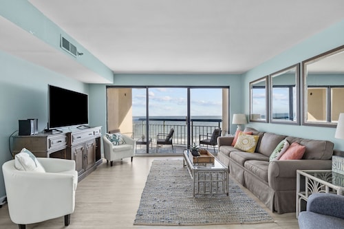~*STYLISH & RENOVATED!*~ DIRECT OCEANFRONT 2BR/2BA CONDO COMFORTABLE & CLEAN