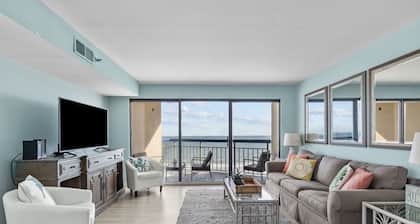 ~*STYLISH & RENOVATED!*~ DIRECT OCEANFRONT 2BR/2BA CONDO COMFORTABLE & CLEAN