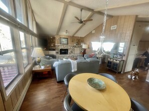 Smart-TV, Kamin, DVD-Player, Bücher