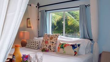 1 dormitorio, caja fuerte, escritorio y tabla de planchar con plancha