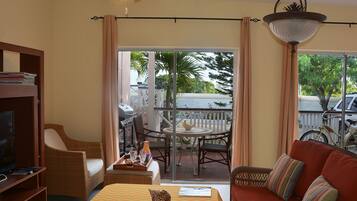 Una Smart TV, un reproductor de DVD, una videoteca