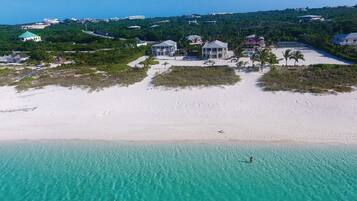 Ubicación cercana a la playa, tumbonas y toallas de playa