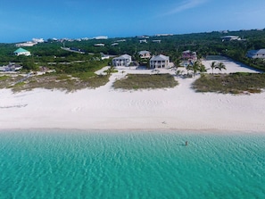 Playa en los alrededores, camastros y toallas de playa
