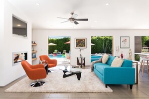 TV, fireplace, books - Three bedroom in United States of America, Palm Springs (Palm Springs)