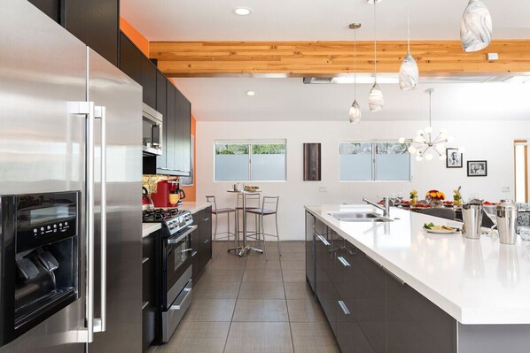 Fridge, microwave, oven, stovetop - Three bedroom in United States of America, Palm Springs (Palm Springs)