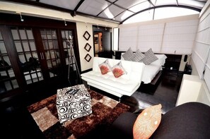 4 quartos, escrivaninha, ferros/tábuas de passar roupa