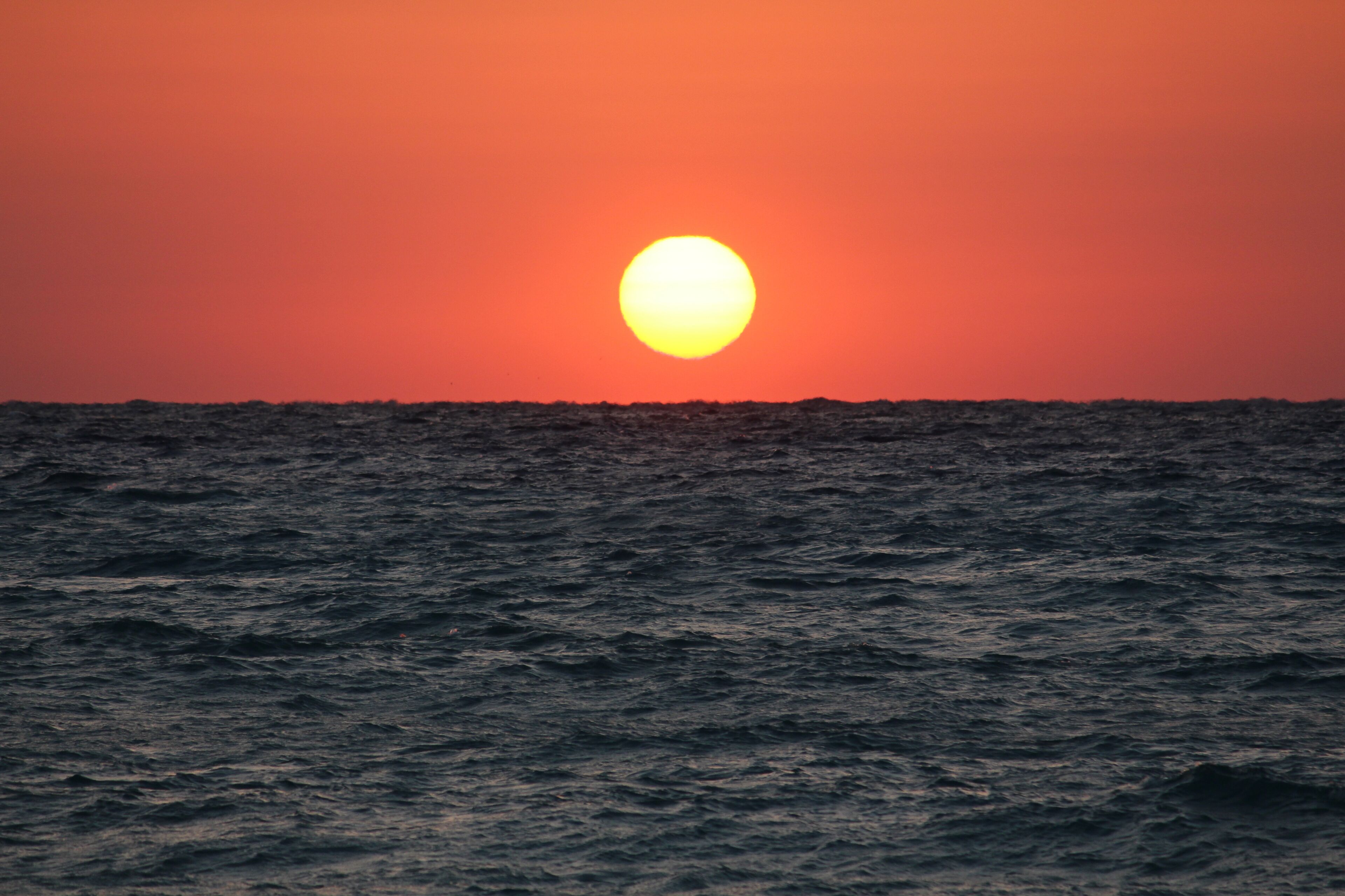 Un atardecer sobre el océano.