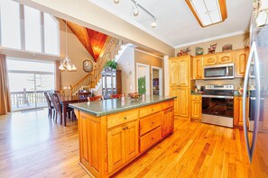 Fridge, microwave, oven, stovetop - Luxury Mtn View Chalet - Spacious Chalet with Mega Mountain Views (Cleveland)