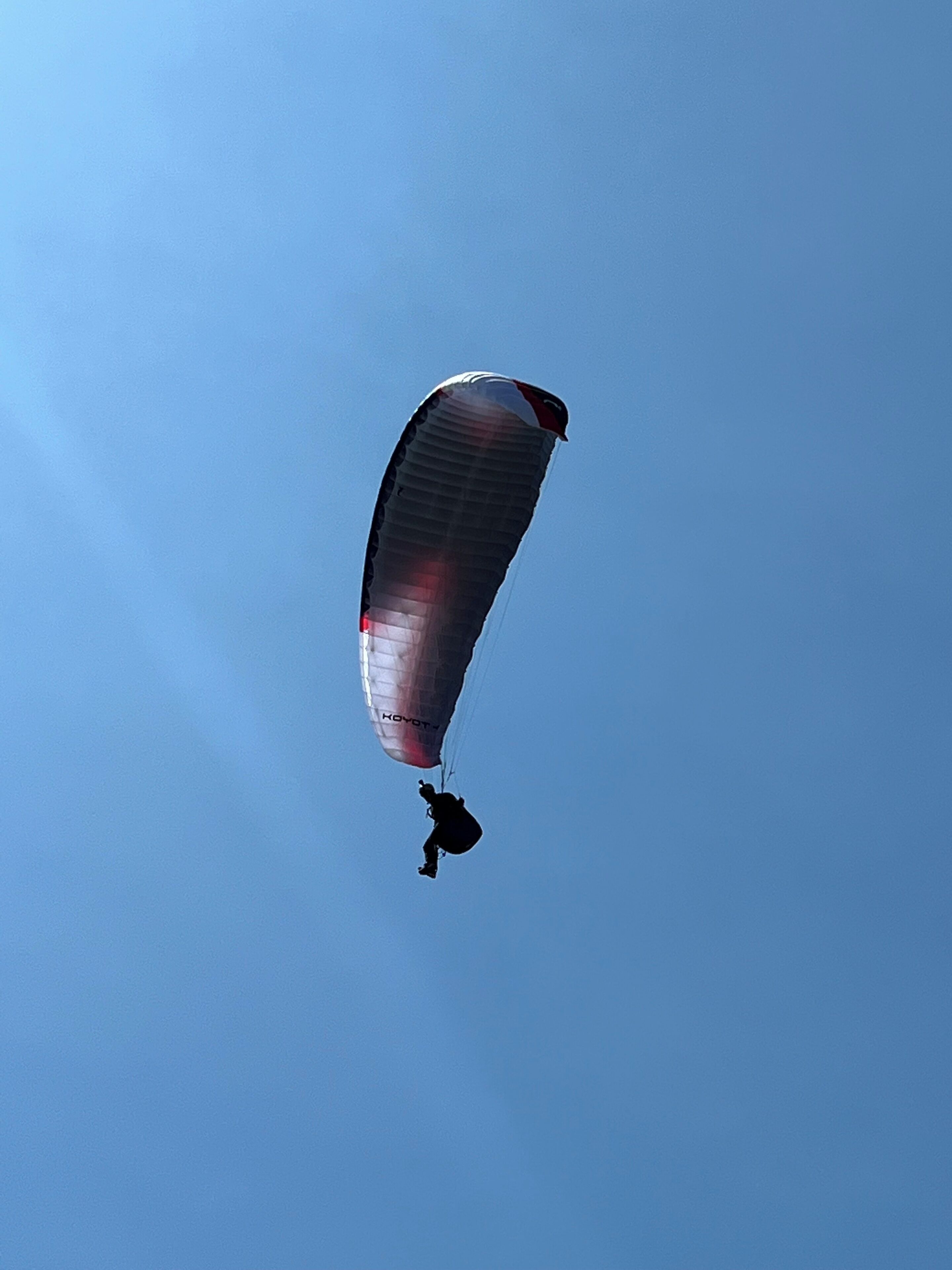 Un parapendio in volo.