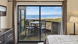 Habitación de hotel con balcón con vista a la playa.