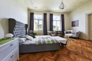 4 bedrooms, desk, iron/ironing board, WiFi