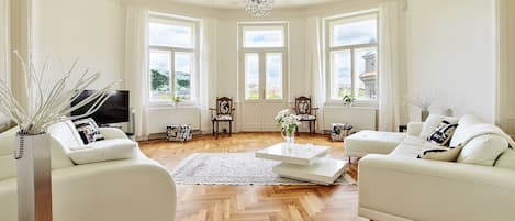 Smart TV, DVD player, books, offices