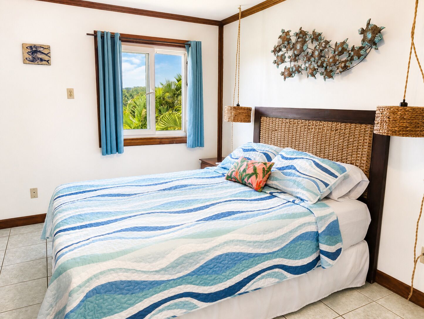 Un dormitorio con cama, ventana con cortinas, lámpara de pared y un adorno en la pared.