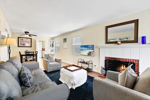 Smart TV, fireplace, books - Adorable Beach House 5 Blocks from the beach with two car garage and Wifi (Huntington Beach)