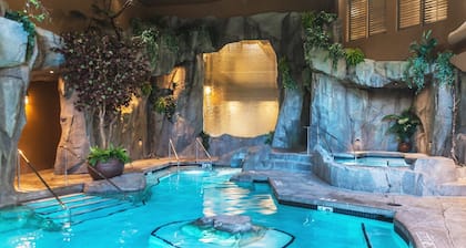 Moderne Villa mit 3 Schlafzimmern! Zu Fuß zu Rathtrevor Beach, Pool & Spa in Parksville, BC