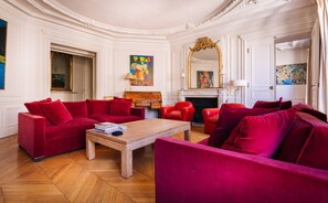 Een televisie en boeken