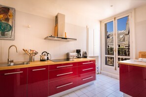 Een koelkast, een oven, een kookplaat, een vaatwasser