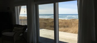 Oceanfront avec des vues mémorables sur le surf et le rocher de la botte de foin