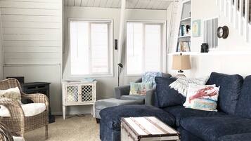 Een televisie, een open haard en een dvd-speler