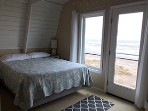 3 bedrooms, free WiFi, bed sheets - Oceanfront With Memorable Surf And Haystack Rock Views (Pacific City)