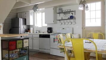 Een koelkast, een magnetron, een oven, een kookplaat