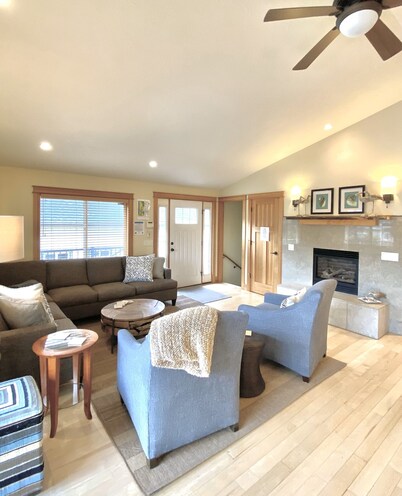 Neskowin Village Beach House 2 Blocks to Beach Access- Pet Friendly-Fire Pit