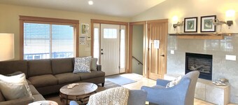 Neskowin Village Beach House 2 Blocks to Beach Access- Pet Friendly-Fire Pit