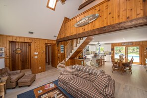 Smart TV, fireplace, ping pong, books - Private, Beautiful, And Affordable Family Friendly Vacation Home (East Hampton)