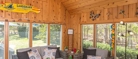 TV connectée, cheminée, table de tennis de table, livres