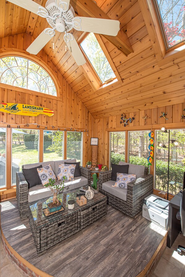 Smart TV, fireplace, ping pong, books - Private, Beautiful, And Affordable Family Friendly Vacation Home (East Hampton)