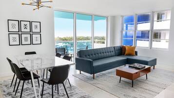 Télévision, table de tennis de table