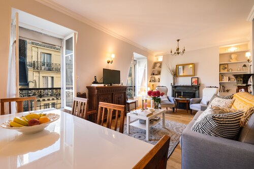 ROMANTIC LUXE TOP FLOOR 1BR EIFFEL TOWER VIEW A/C