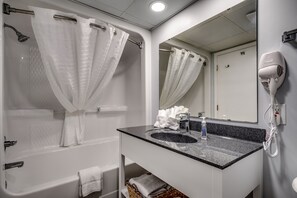 Combined shower/tub, hair dryer, towels, soap - Take a look inside ! "you won't want to leave" (MYRTLE BEACH)