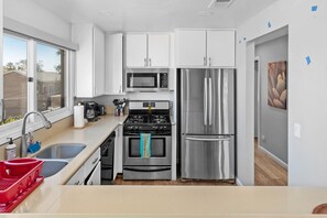 Réfrigérateur, four à micro-ondes, un four, surface de cuisson