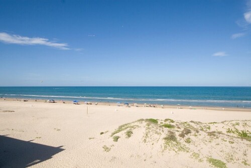 Omistajan erityinen rannalla sijaitseva 2 makuuhuoneen 2 kylpyhuoneen vuodepaikkoja 6 Wi-Fi, 2 uima-allasta, tennis