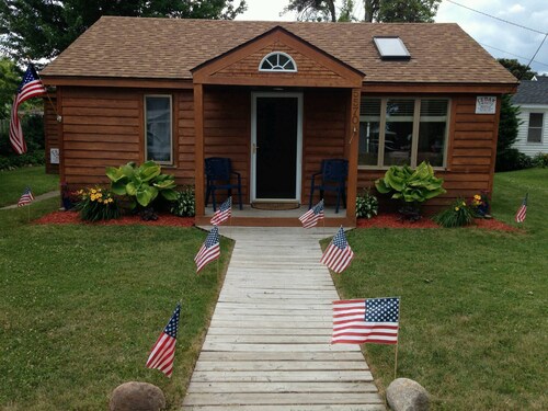 LOCATION! LOCATION! LOCATION!
2 Bedroom, 1 Bathroom Cottage