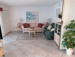 Smart TV, DVD player, books, stereo - AWESOME CONDO  AT THE PLANTATION GOLF & COUNTRY CLUB (Venice)