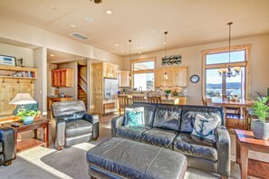 Smart TV, fireplace, video games, DVD player - Magical waterfront!  (Waldport)