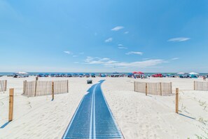 Beach nearby - DESIGNER LUXURY DECOR, SALTWATER POOL, HUGE WALK-IN SHOWER, PINGPONG, ELEVATOR, WALK TO BEACH (Hilton Head Island)